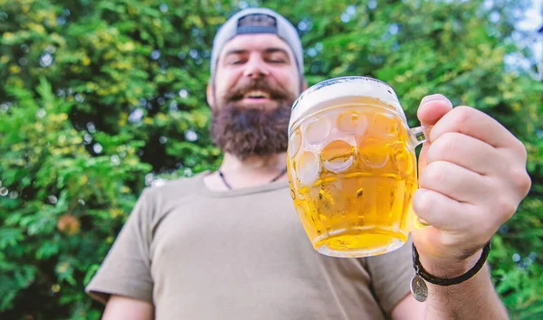 Hipster brutális szakállas férfi tartja bögre hideg friss sört. Az ember lazít, élvezi a sört nyáron. Alkoholos ital és bár. A kézműves sör fiatal, városi és divatos. Egészségedre! Különböző sörkultúra — Stock Fotó