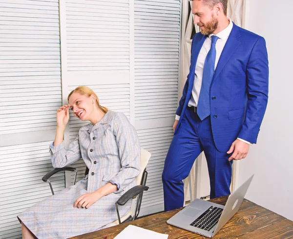 Acoso sexual entre colegas y coqueteo en el cargo. Concepto de acoso laboral. Acoso en el trabajo. — Foto de Stock