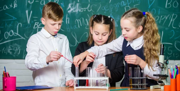 Estudiantes haciendo experimentos de biología con microscopio en laboratorio. educación en biología. Equipo de biología. Niños pequeños aprendiendo química en el laboratorio. Niños felices. Lección de biología. Científico joven y seguro — Foto de Stock