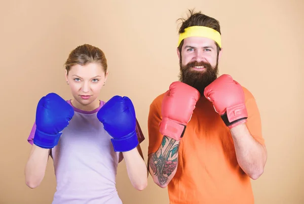 Připraven k boji. Muž a žena v boxerských rukavicích. Koncept boxerského sportu. Pár holek a hipster cvičí box. Sport pro všechny. Amatérský boxerský klub. Rovné možnosti. Síla a síla — Stock fotografie