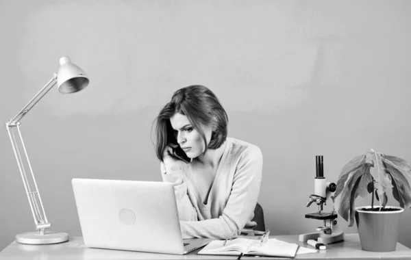 Concetto educativo. Vita studentesca. Istruzione superiore. Chiamo un amico. Lezioni online a distanza. Acquista online. Parlare invece di studiare. Ragazza studente piuttosto attraente con il computer portatile. Ragazza studentessa moderna — Foto Stock