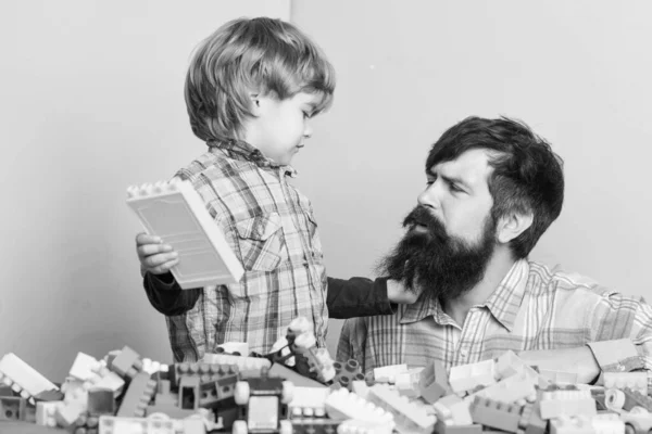 Deixa-me ajudar-te. construção de casa com brinquedo construtor colorido. desenvolvimento infantil. pai e filho jogar jogo de brinquedo. Um rapazinho com o pai a brincar juntos. feliz lazer familiar. educationsl tijolo brinquedo — Fotografia de Stock