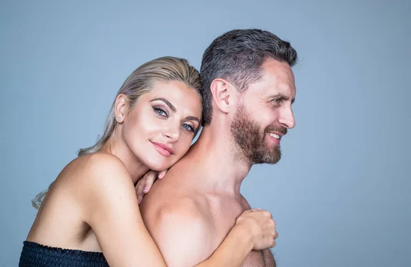 Glücklich sexy Paar in der Liebe von unbekleideten Mann und Frau umarmen, Beziehungen — Stockfoto
