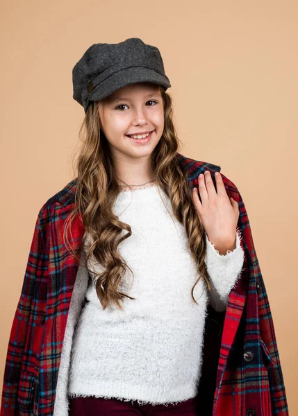 Teen girl con lunghi capelli ricci indossare cappello alla moda e giacca a scacchi, moda francese — Foto Stock