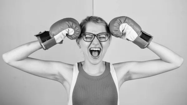 Enfermo y cansado. Secretaria sexy y segura. elegir una forma de vida saludable. le encanta el deporte. mujer con gafas y guantes de boxeo. ver que el éxito está cerca. Mujer atlética en ropa deportiva —  Fotos de Stock