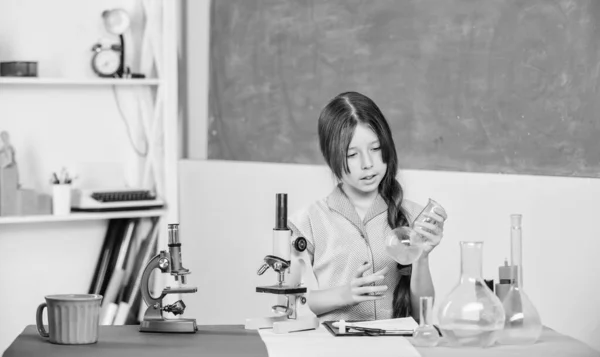 Expérience scientifique. petite fille avec une fiole de laboratoire. retour à l'école. éducation en biologie. laboratoire scolaire. Technologie moderne. leçon de science au microscope. fille étude chimie avec test tube — Photo