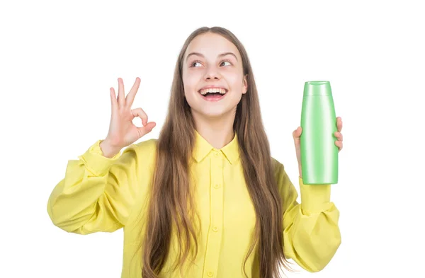 Μπουκάλι λοσιόν δέρματος. παρουσίαση καλλυντικού προϊόντος για έφηβους. παιδί χρησιμοποιούν αφρόλουτρο. — Φωτογραφία Αρχείου