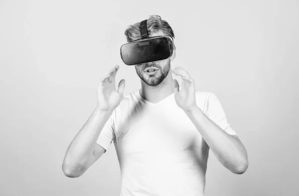 Es ist so real. Arbeiten am Programmierprojekt. Virtual-Reality-Brillen. Moderne Wirtschaft und Bildung. Digitale Zukunft und Innovation. Mann trägt drahtlose VR-Brille Headset. Der Mensch nutzt moderne Technik — Stockfoto