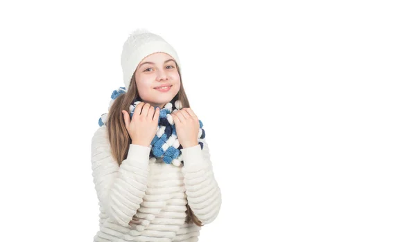 가을 스타일. 따뜻 한 옷. 복사 공간. 겨울 옷을 입은 행복 한 십 대 소녀. — 스톡 사진