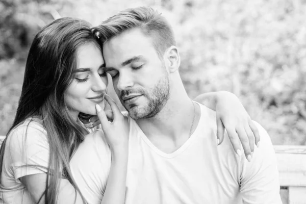 Love you tender. couple in love. Skin and hair care. family weekend. romantic date. girl with guy in park. Beauty and fashion. happy valentines day. summer vibes. couple relax outdoor. Tender feeling — Stock Photo, Image