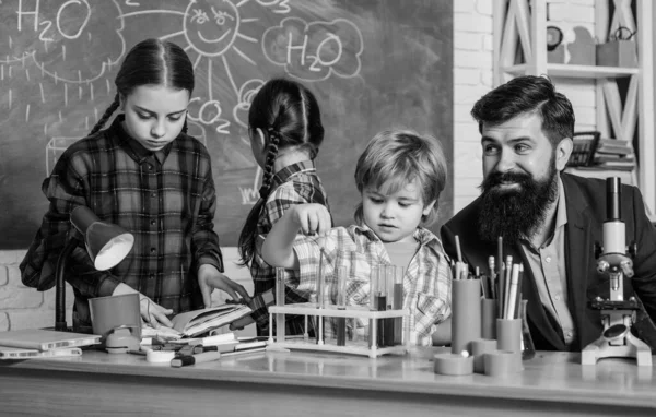 Wirklich beschäftigt. Kinder machen naturwissenschaftliche Experimente. Bildung. Wissenschaft und Bildung. Chemielabor. glückliche Kinder und Lehrer. zurück zur Schule. Experimente mit Flüssigkeiten im Chemielabor — Stockfoto