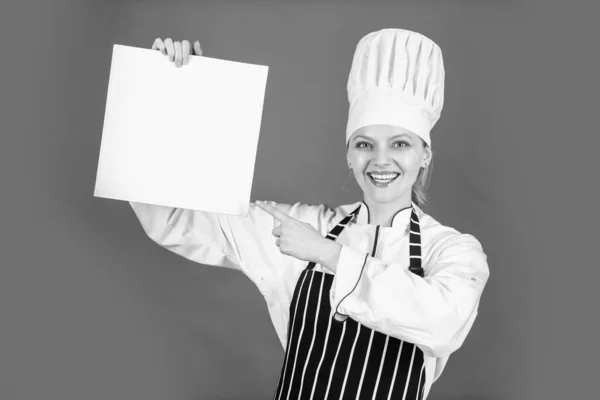 Pode ser usado para cozinhar. Estúdio de comida no restaurante. Chef preparando receita. Livro de receitas. A melhor receita. conceito de cozinha. Trabalhando em uma cozinha moderna. chef mulher ler livro de receitas. espaço de cópia — Fotografia de Stock