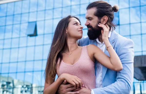 Nuestros sentimientos. Una cita romántica. relación. novio y novia al aire libre. — Foto de Stock