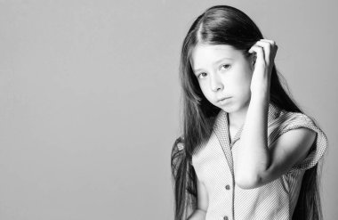 Şirin güzellik. Çocuklar Günü 'nde. Çocuk psikoloğu. Güzel küçük kız. Çocukluk kavramı. Küçük kız. Cilt bakımı. Çocuk modası. Çocuklar için kuaför. Mor arka plandaki çocuk. Boşluğu kopyala