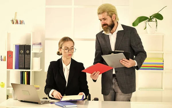 Konsultacja prawna. Podporządkowanie i praca zespołowa. Raport biznesowy. Udane interesy. Mężczyzna i kobieta szef dyrektor. Pracująca para biznesowa. Para pracuje w biurze. Komunikacja z kolegami — Zdjęcie stockowe