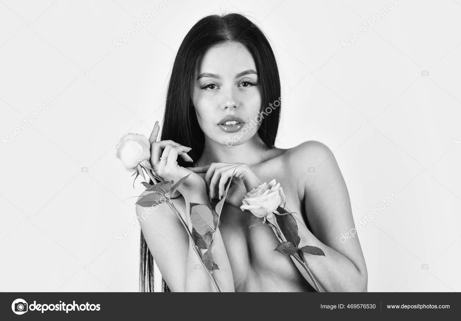 És tão bonita. sexy mulher nua segurar rosa flor. mulher recebendo  tratamento de spa. Salão de