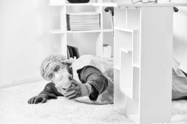 Sosyal mesafeler. El dezenfektanı ve solunum cihazıyla uzaktan çalışma. Karantina altındaki çalışanlar için virüsün yayılmasına karşı bir çözüm. Evde kilit altında çalışıyor. Koronavirüs salgını