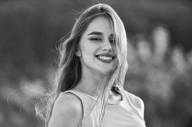 Gerçek mutluluk. Mutlu açık hava kızı. Yaz kadın modası. Saf güzellik ve şehvet. Esmer saçlı bir kadın. Makyaj ve doğal kozmetik. Seksi moda kızı. Güneş ışığı altında güzel genç bir kadın