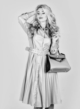 Çekici kadın parfüm şişesini tutuyor. Kokunun sahibi, günümüze ayak uyduran genç ve modern bir bayan. En sevdiği parfüm. Sprey parfüm. Dişi parfümü. Çantası olan şık bir kız. Parfüm cildi uygula