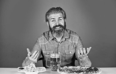 Pizza ve patates kızartmasıyla bira içerken futbol izleyen bir adam. Pizza yiyip içmek. Buradaki en iyi parti. Bekarlar kulübü. Barda eğlenip içiyoruz. Amerikan Pub menüsü