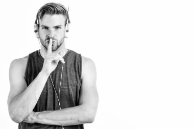 Ses kalitesi. Modern kulaklıklar. Çevrimiçi müzik servisi. İlham verici müzik konsepti. Tıraşsız yakışıklı hippi kulaklık kullanarak müzik dinliyor. Motivasyon ve ilham için müziği dinle