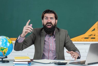 Üniversitede sakallı erkek öğretmenin eğitim sorunları ve okul eğitimi var.