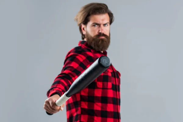 Guapo barbudo con barba y bigote mantenga bate de béisbol, masculinidad — Foto de Stock