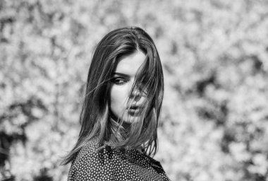 Yazın açan ağaçlar ve sarı çiçekler. Moda güzeli. Doğal güzellik makyaj. Saç modası. Güzel kadın cilt bakımı. Doğayı seven bir kız. Bahar çiçeğindeki seksi kadın. Bahar koleksiyonu