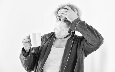 Adam kahve içerken solunum maskesi takıyor. Koronavirüs salgını. Doktor solunum maskesi takıyor. Hastane ya da kirlilik yüz maskelerini korur. Korona koruması olarak tıbbi maske