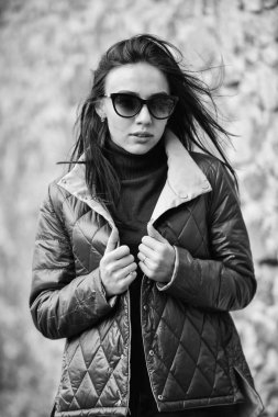 Kısa ceketli kız şehir tarzı. Kadın psikolojisi. Kadın model açık havada. Kadınlar serin havanın tadını çıkarır. Lüks ve konforlu bir stil ve sınıf. Moda kıyafeti. Rüzgarlı bir gün. Otantik hissediyorum.