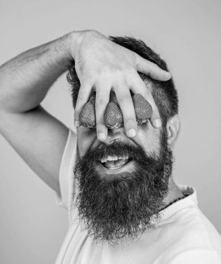 Çilek körü. Sakallı hippi adam gözünün önünde çileklerle el ele tutuşuyor. Aklımda çilek var. Adam çilek mavisi arka plandan başka bir şey göremiyor. Adamın bakışı böğürtlenlerle tıkanmış