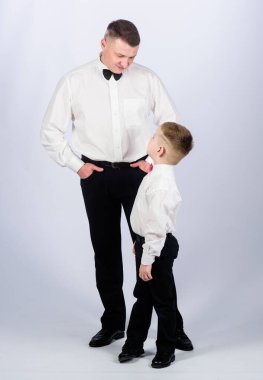 Aristokrat erkek. Babasıyla mutlu bir çocuk. İş toplantısı partisi. Baba ve oğul takım elbise içinde. Küçük çocuk ve babası iş adamı. Aile günü. Smokin tarzı. Güven ve değerler. Erkek modası. aristokrat