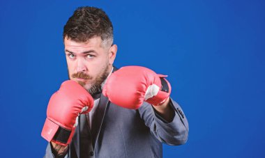 İş adamı boks eldiveni giyer. En iyi ceza avukatı stratejileri. Taktikler işe yaradı. Saldırı ve savunma konsepti. Başarılı bir iş adamı. Ceza avukatı strateji planlıyor.