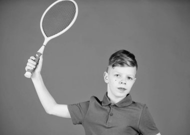 Tenis antrenmanı yapıyorum. Raketli adam oyundan zevk alıyor. Geleceğin şampiyonu. Spor kariyerini düşlüyordum. Mavi arka planda tenis raketi olan atlet çocuk. Tenis sporu ve eğlence. Çocuk tenis oynuyor.