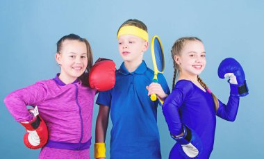 Büyük ilerleme. Tenis raketi ve topla boks eldivenli mutlu çocuklar. Fitness Enerji Sağlığı. Nakavt vuruşu. Takım sporu başarısı. Küçük kız boksör ve erkek sporcu kıyafetleri.
