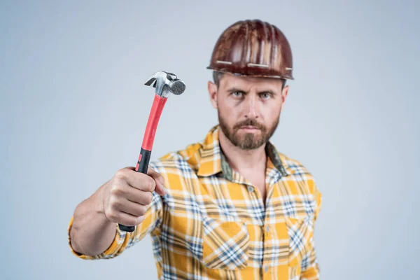 Hammer in der Hand eines Zimmermanns auf der Baustelle, selektiver Fokus, Wartung. — Stockfoto