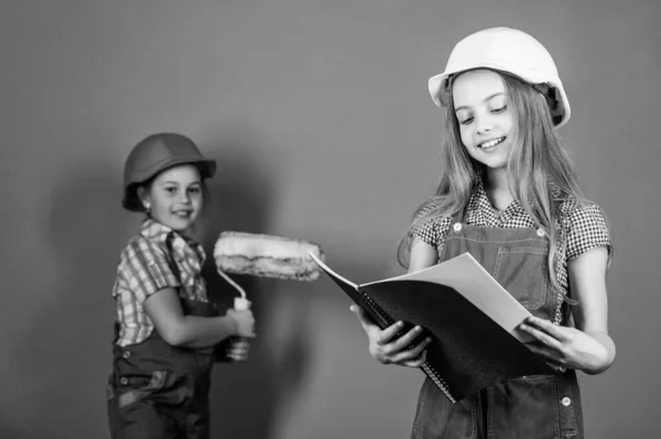 Bauingenieur Architekt. Kinderarbeiter mit Bollenhut. Entwicklung von Kindern. Werkzeuge, um sich selbst zu verbessern. Reparieren. Kleine Mädchen reparieren gemeinsam in der Werkstatt. Künftiger Beruf. Arbeit für echte Profis — Stockfoto