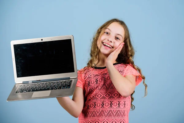 Робота важче грати. щаслива маленька дівчинка з блокнотом. домашня освіта. розвиток дитини в цифрову епоху. відео дзвінок за допомогою веб-камери. покупки в Інтернеті. шкільний проект. бізнес відеоконференції — стокове фото