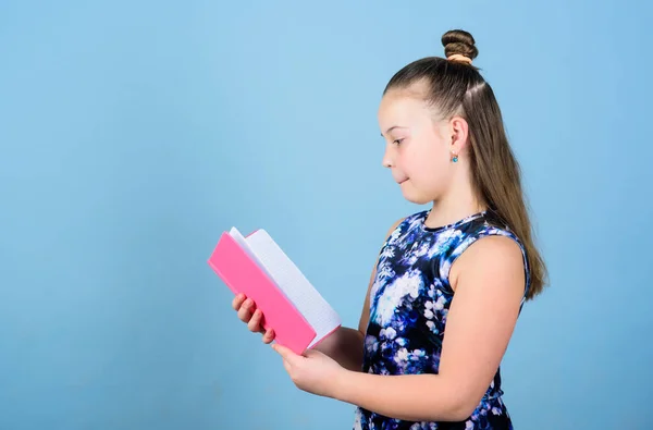 미술 감독. 쓰기 위한 책들. 필기를 위한 학교 도서관. 분홍색 노트가 있는 작은 소녀. 메모지가 있는 학교 아이입니다. 똑똑 한 유행하는 아이가 노트 폴더를 읽습니다. 작은 비즈니스 레이디. 작은 보스 — 스톡 사진