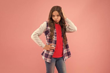 Palavracı ve sevimli bir görünüş. Cilveli kız dudaklarını güzellik bakışlarıyla büzüyor. Küçük bir çocuğun moda görünüşü. Sıradan moda görünüşü. Çocuk kıyafetleri. Her yönden harika.