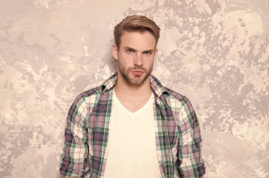 Havalı adam. Şık bir adam. Erkeklik ve özgüven. Hazır mısın? Çekici, seksi adam. Karizmatik bir adam. Yakışıklı, tıraşsız adam. Güzellik standartları. Berber salonu. Berber dükkanı kuaförü. Moda modeli