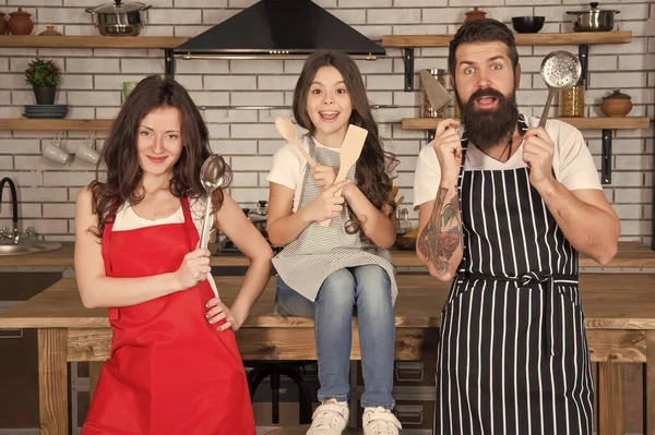 Familj i köket gör frukost tillsammans. liten flicka ha kul med mamma och pappa. Mamma far och barn matlagning. Dags för familjeband. lycklig familj i köket. bästa laget någonsin — Stockfoto