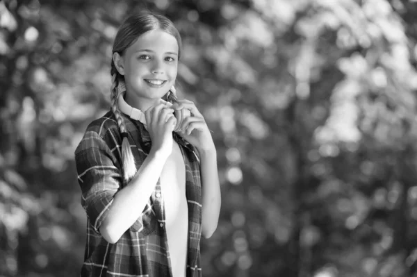 Bleiben Sie ruhig und spüren Sie Sommerstimmung. Glückliches Kind in freier Natur. Mode im Sommerstil. Sommerferien. Schulferien. Fernweh und Reisen. Reiseziel. Genießen Sie die Freiheit, kopieren Sie Raum — Stockfoto