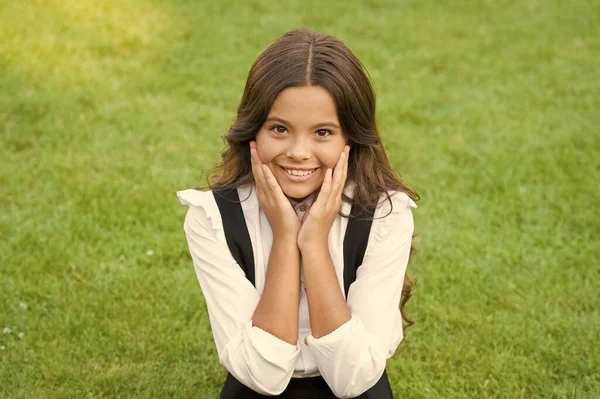 Oh, mio Dio. Torniamo a scuola. Una scolaretta allegra e intelligente. Fine dell'anno scolastico. studente adolescente con capelli ricci bruna. tempo per rilassarsi. carino sorridente studentessa fiduciosa. felicità infantile — Foto Stock