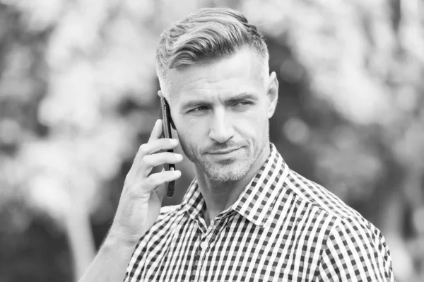 Enfoque empresarial. comunicación en la vida moderna. negocios ágiles. camisa de hombre madura sin afeitar. Hombre hablando por teléfono móvil al aire libre. un tipo guapo trabajando en el camino. macho tiene conversación — Foto de Stock