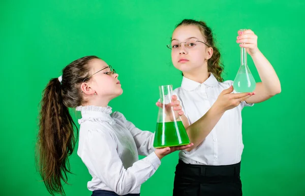 Les enfants étudient la chimie laboratoire. retour à l'école. éducation en biologie. petites filles intelligentes avec ballon d'essai. écolier scientifique étudiant la science. Des esprits brillants au travail. travaux de laboratoire. lieu de travail scolaire — Photo