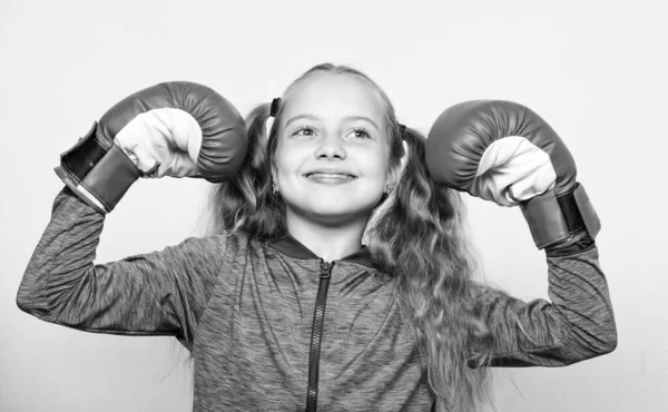 Crianza para el líder. Fuerte boxeo infantil. Concepto de deporte y salud. Deporte de boxeo femenino. La educación deportiva. Habilidad de líder exitoso. Niña linda niña con guantes rojos posando sobre fondo blanco — Foto de Stock