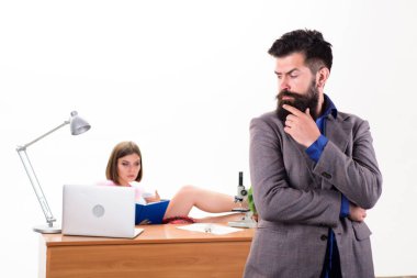 Büyük patron gibi görünüyorsun. Sakallı adam arka planda çalışan seksi kadına bakıyor. Ofiste kendine güvenen bir işadamı ve sekreter var. İş hayatında uzun sakallı kaba, beyaz bir adam.