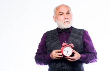 Zaman kimseyi öldürmez. Zaman ve yaş kavramı. Sakallı adam saat işliyor. Çalar saati tutan yaşlı bir adam. Kıdemli beyaz sakal. Kıdemli zamanlayıcı. Zamanı sayıyorum. Ömür boyu yaşlanma ve yaşlanma