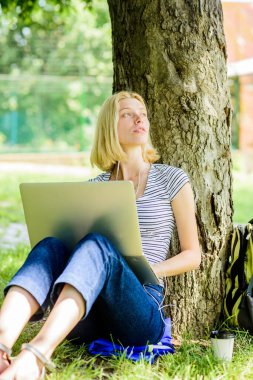 İş yemeğinde kahve molası. Modern iş kadını dışarıda çalışıyor. Mutlu kadın dizüstü bilgisayarda çalışıyor. Çevik iş. Güzel kadın. İş iletişimi. Uzman tavsiyesine ihtiyacı var.